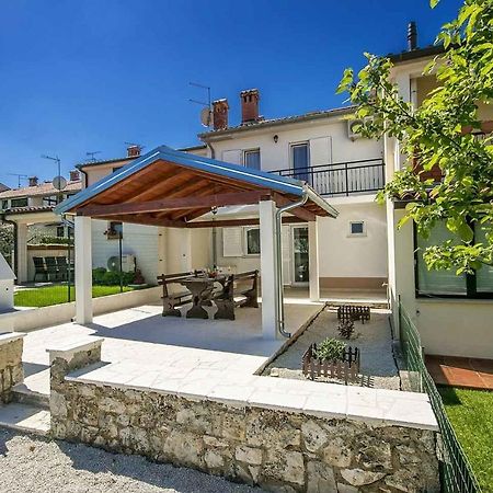 Charming Beachfront Holiday Home In Porec Bagian luar foto