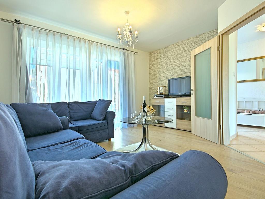 Charming Beachfront Holiday Home In Porec Bagian luar foto