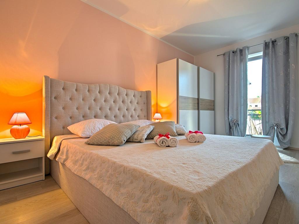 Charming Beachfront Holiday Home In Porec Bagian luar foto