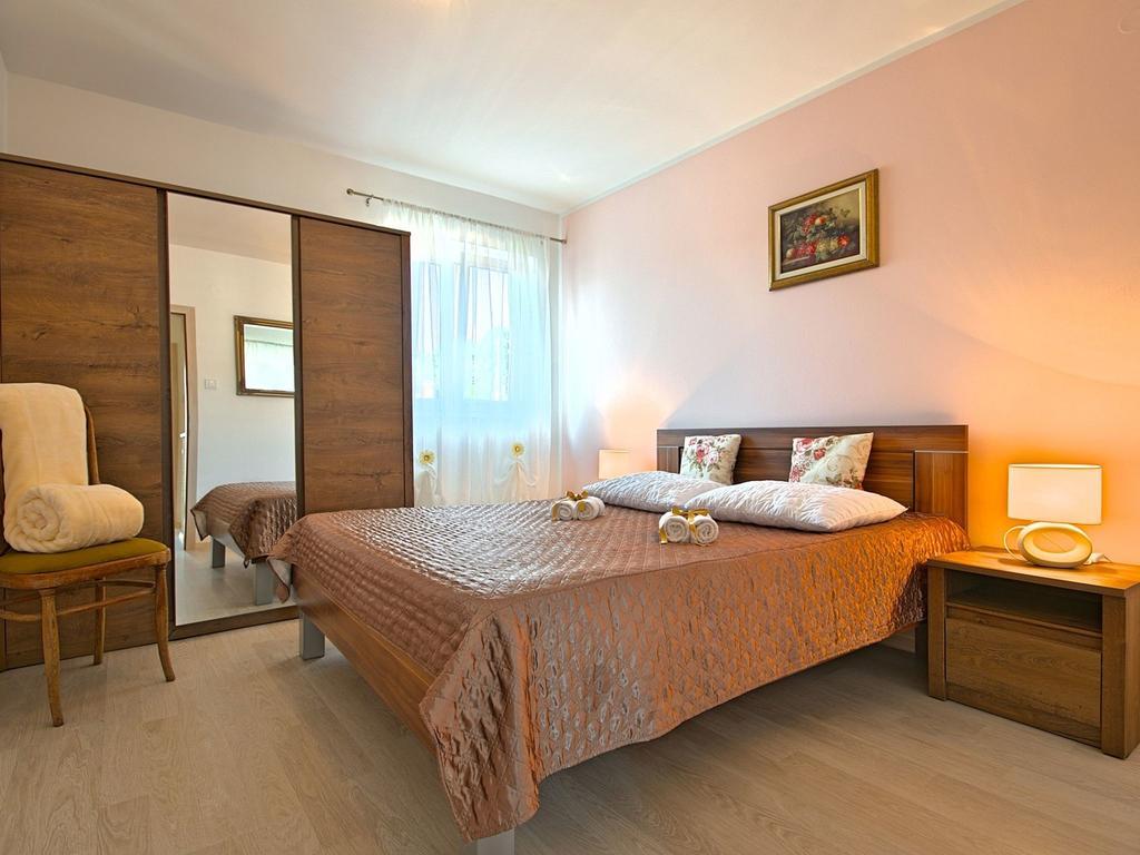 Charming Beachfront Holiday Home In Porec Bagian luar foto
