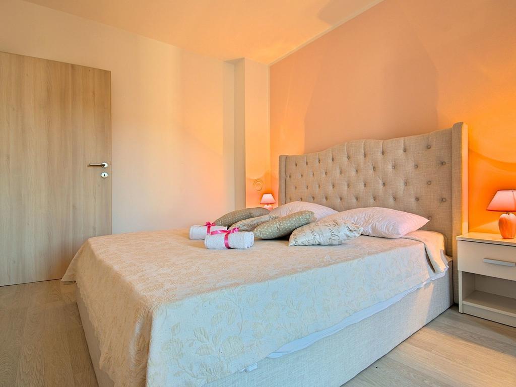 Charming Beachfront Holiday Home In Porec Bagian luar foto