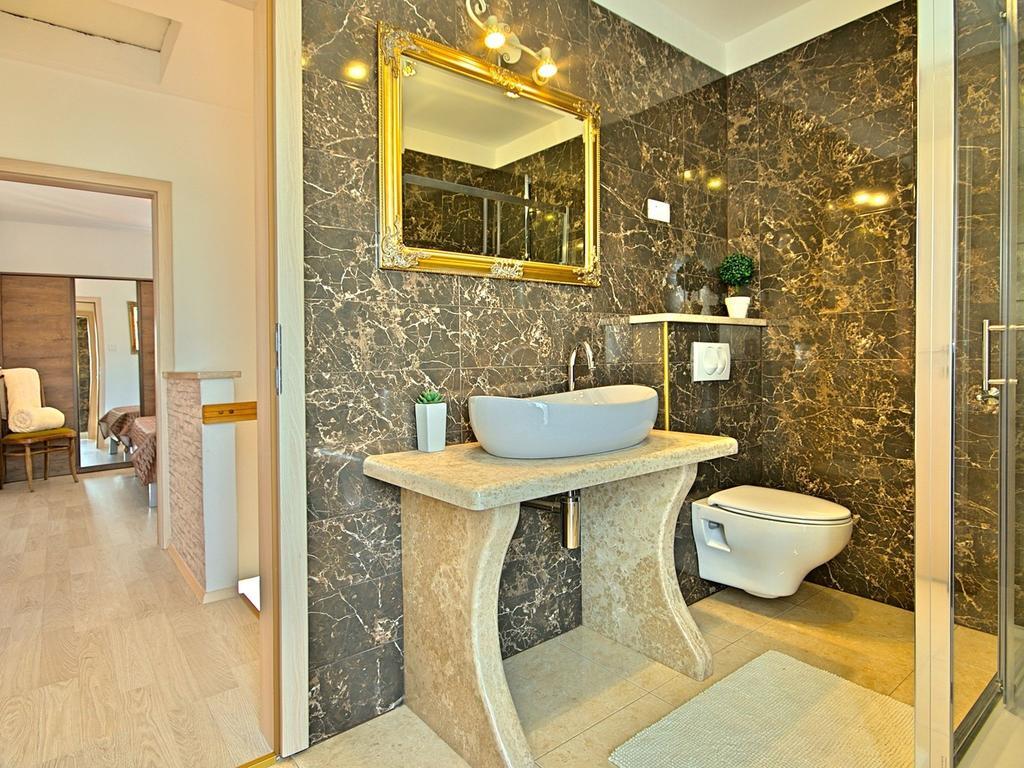 Charming Beachfront Holiday Home In Porec Bagian luar foto