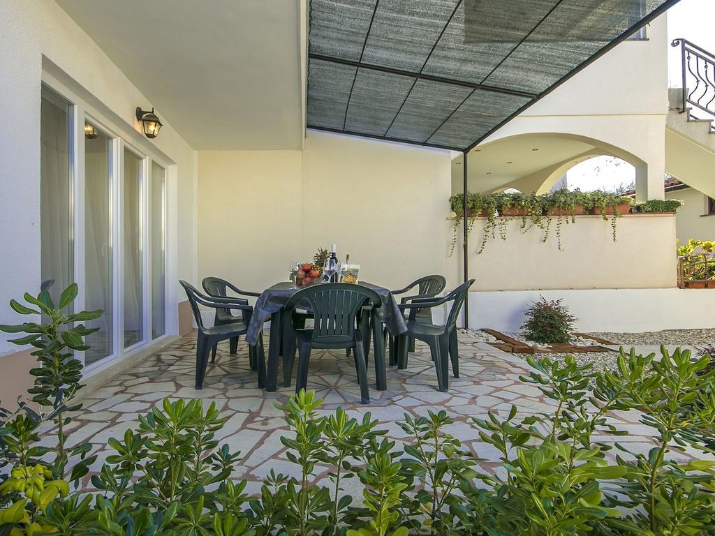 Charming Beachfront Holiday Home In Porec Bagian luar foto