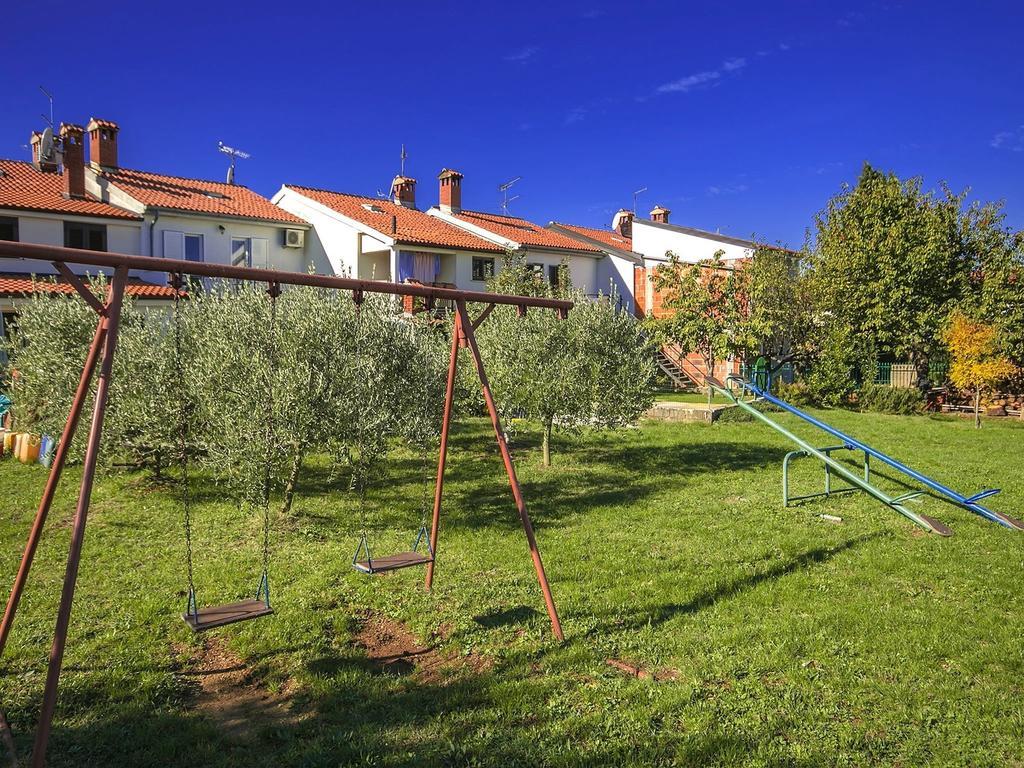 Charming Beachfront Holiday Home In Porec Bagian luar foto
