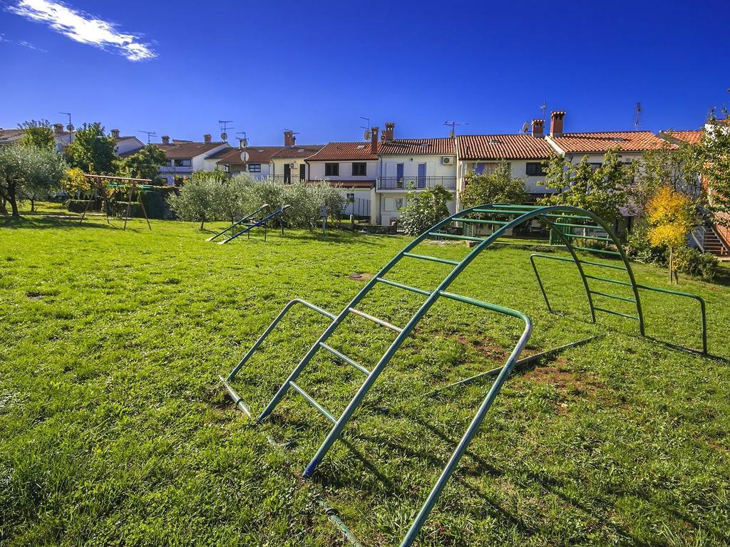 Charming Beachfront Holiday Home In Porec Bagian luar foto