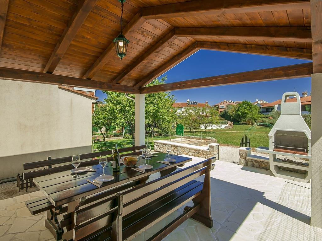 Charming Beachfront Holiday Home In Porec Ruang foto