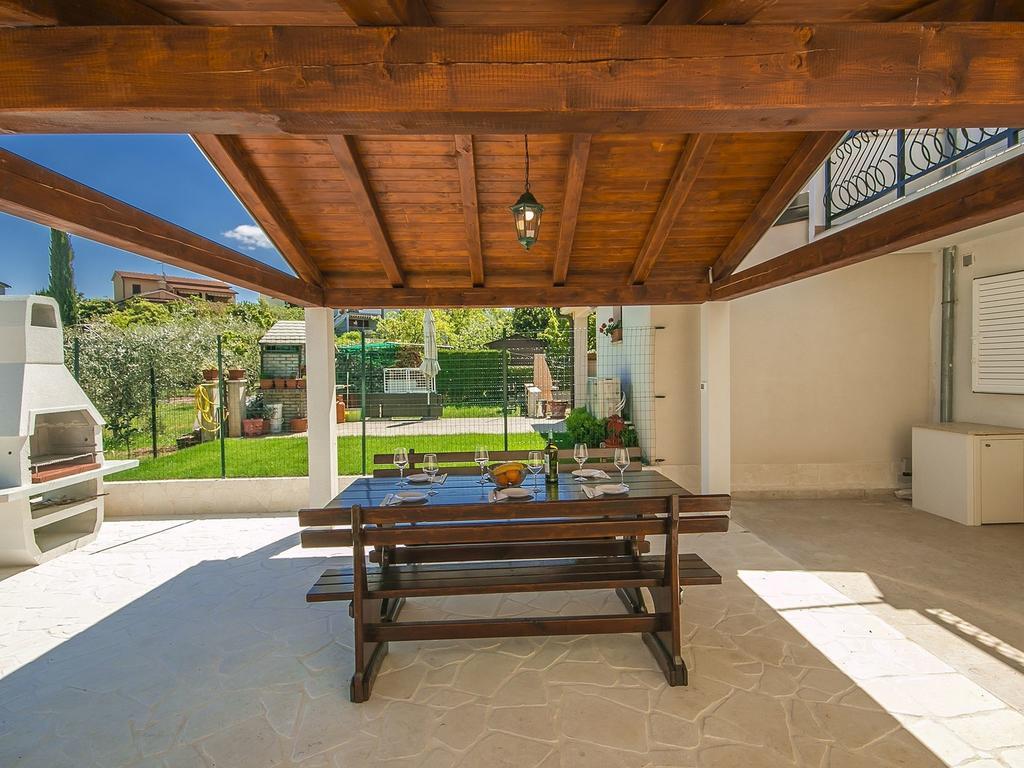 Charming Beachfront Holiday Home In Porec Ruang foto