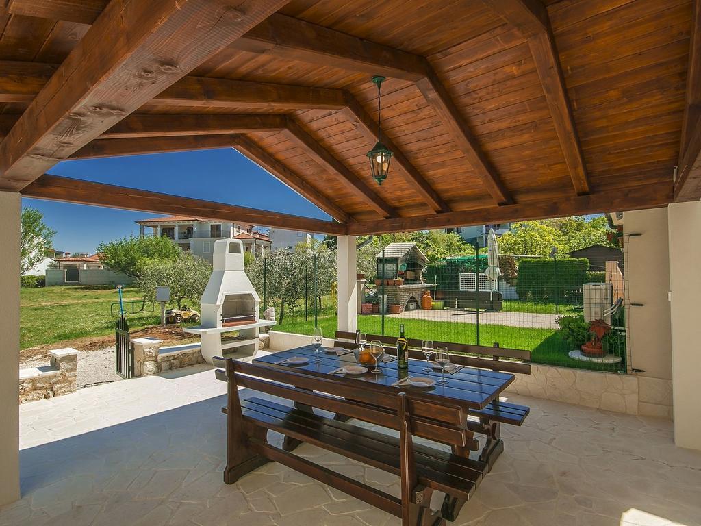 Charming Beachfront Holiday Home In Porec Ruang foto