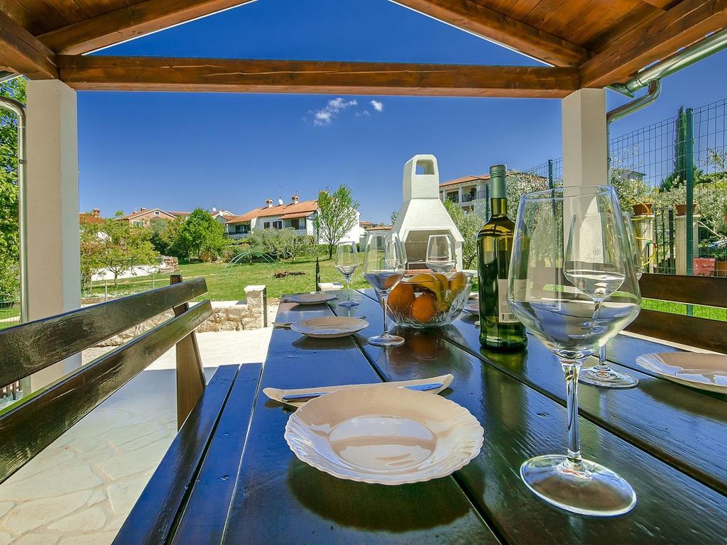 Charming Beachfront Holiday Home In Porec Ruang foto