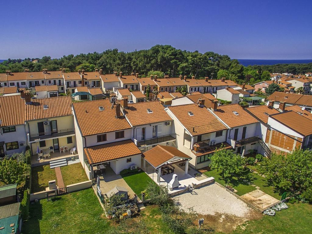 Charming Beachfront Holiday Home In Porec Ruang foto