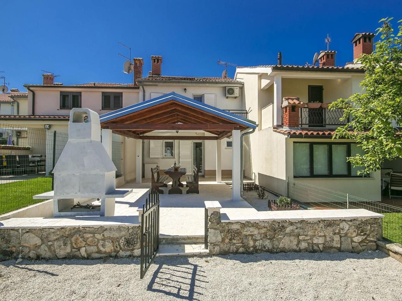 Charming Beachfront Holiday Home In Porec Bagian luar foto