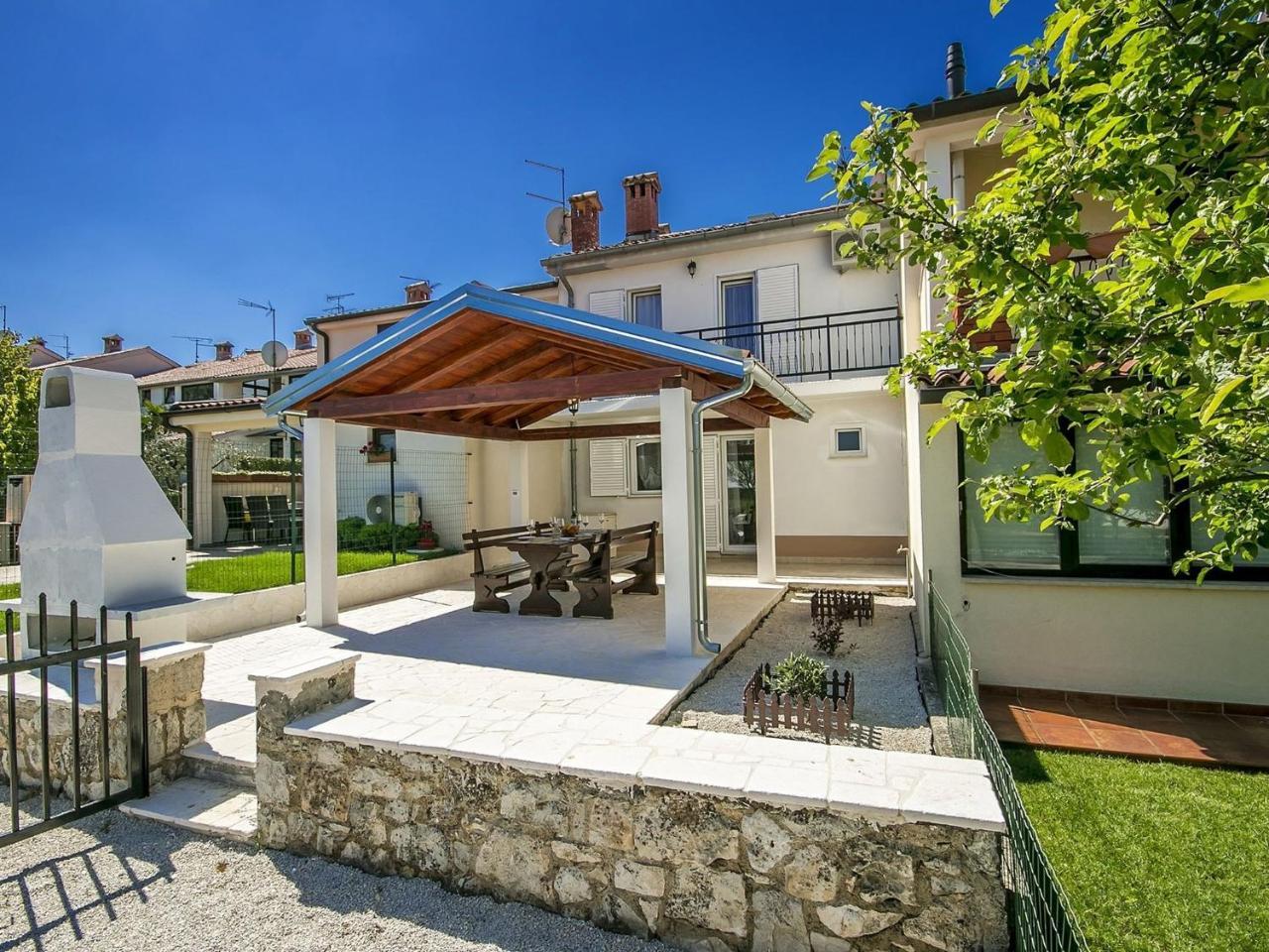 Charming Beachfront Holiday Home In Porec Bagian luar foto