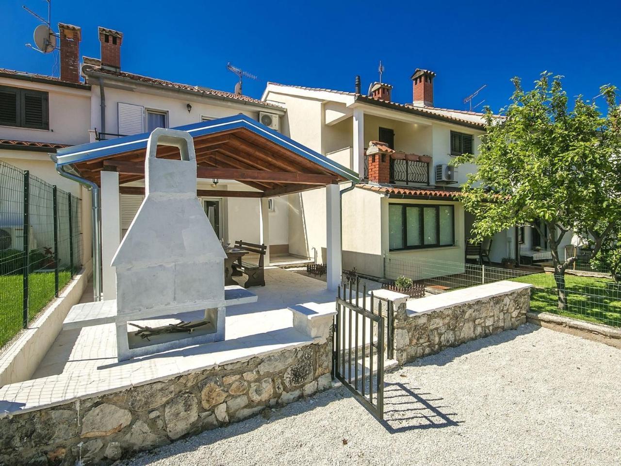 Charming Beachfront Holiday Home In Porec Bagian luar foto
