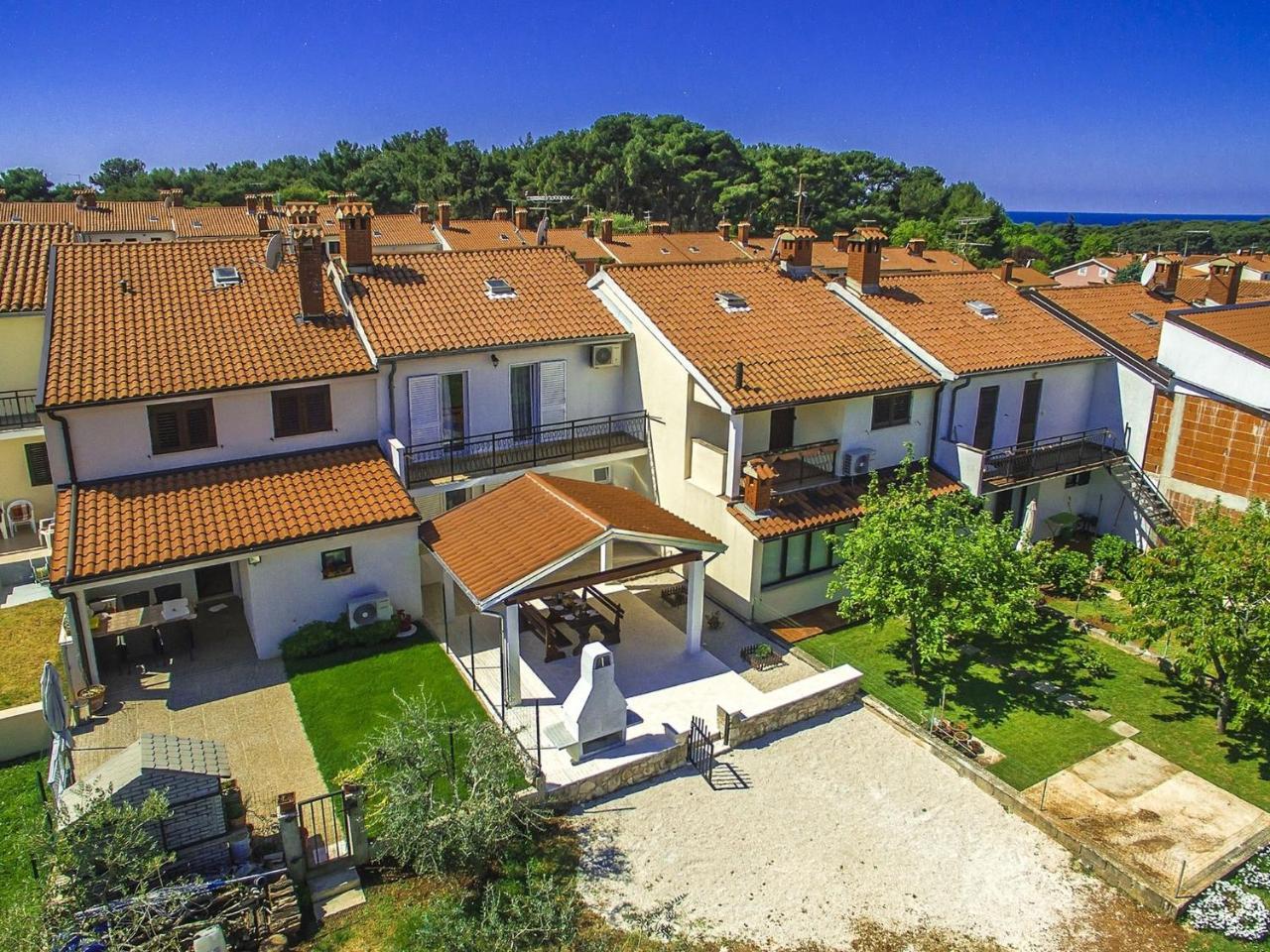 Charming Beachfront Holiday Home In Porec Bagian luar foto