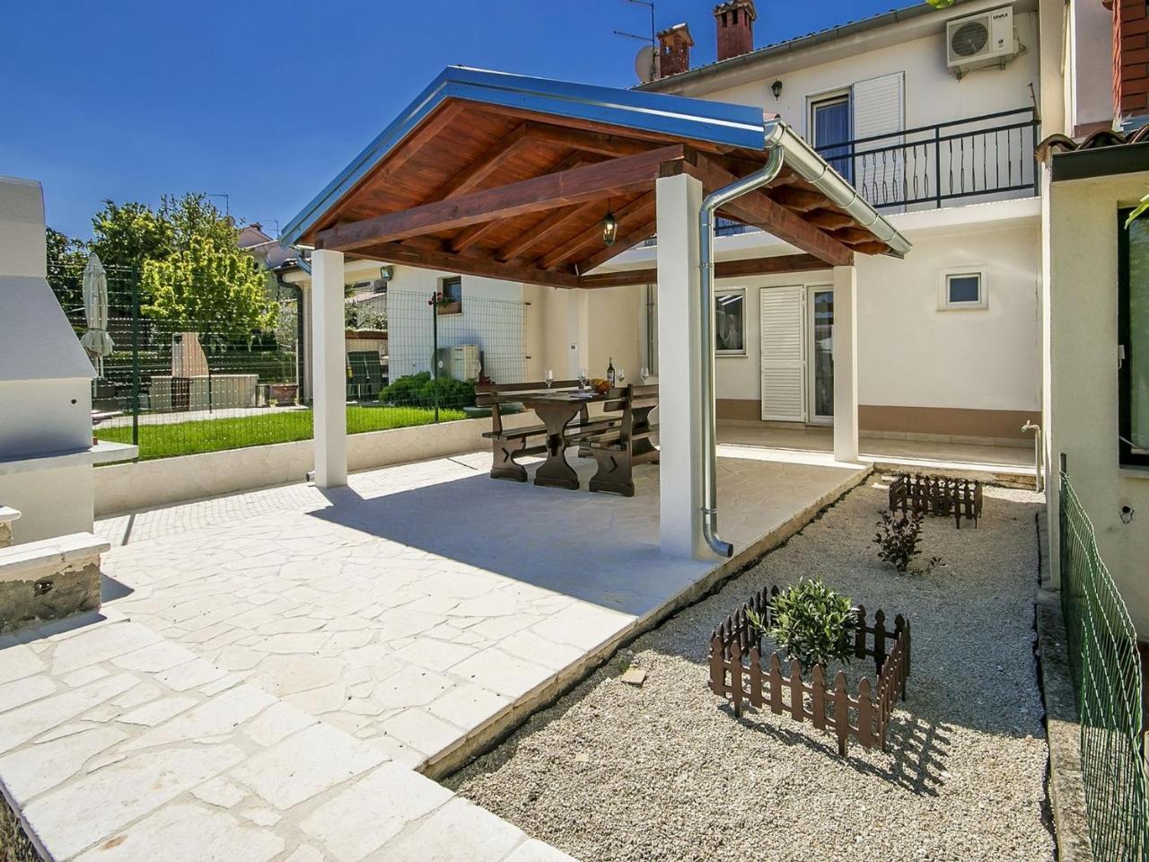 Charming Beachfront Holiday Home In Porec Bagian luar foto