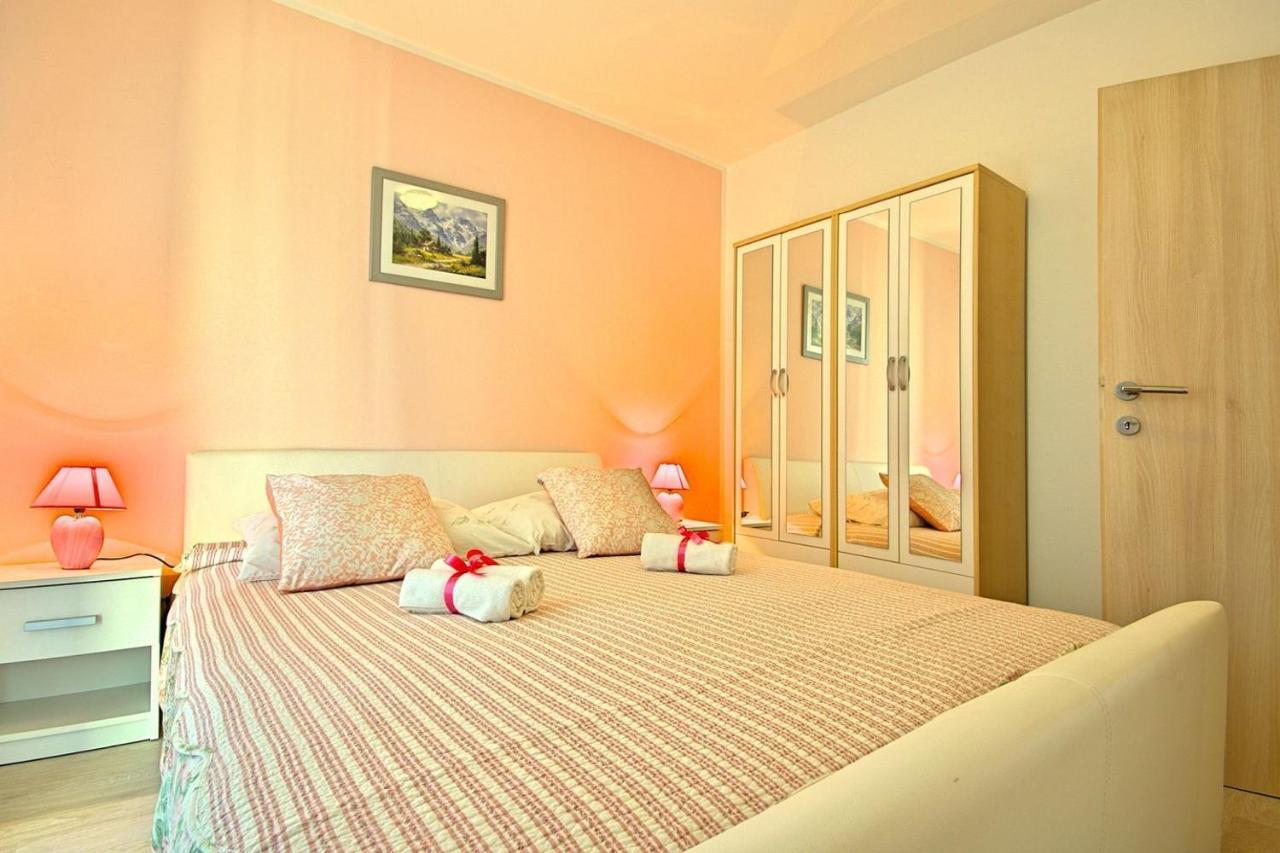 Charming Beachfront Holiday Home In Porec Bagian luar foto