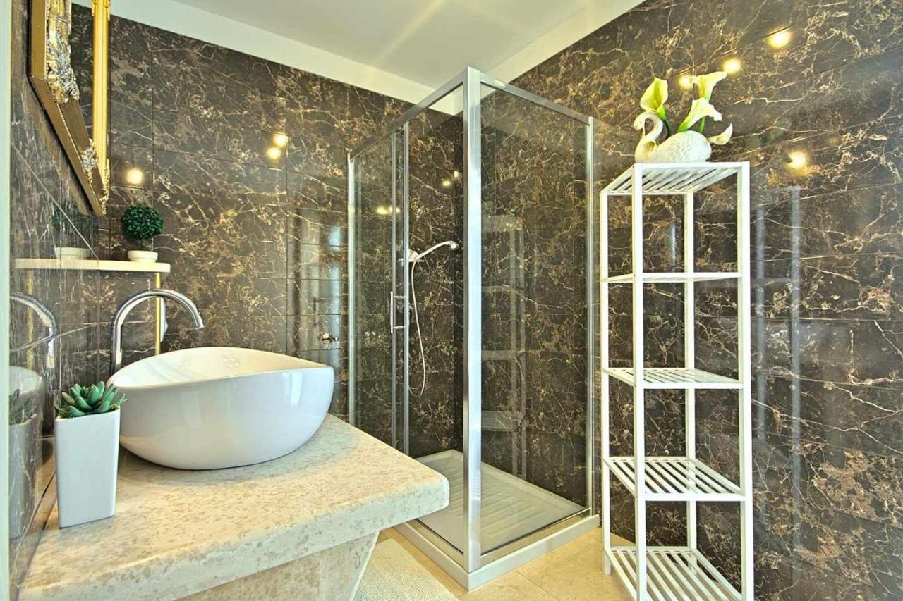 Charming Beachfront Holiday Home In Porec Bagian luar foto