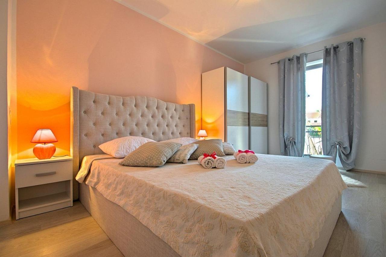 Charming Beachfront Holiday Home In Porec Bagian luar foto