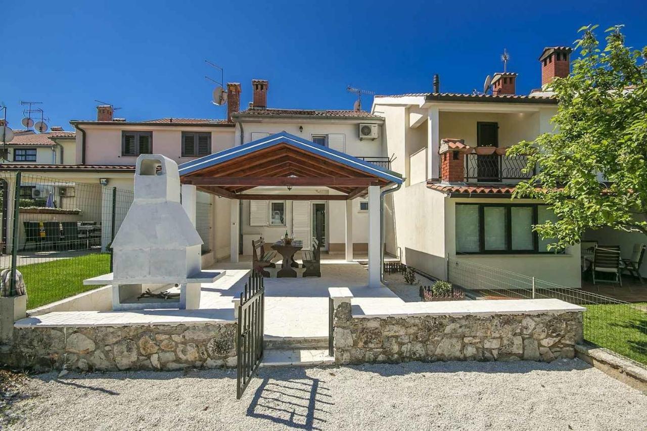 Charming Beachfront Holiday Home In Porec Bagian luar foto