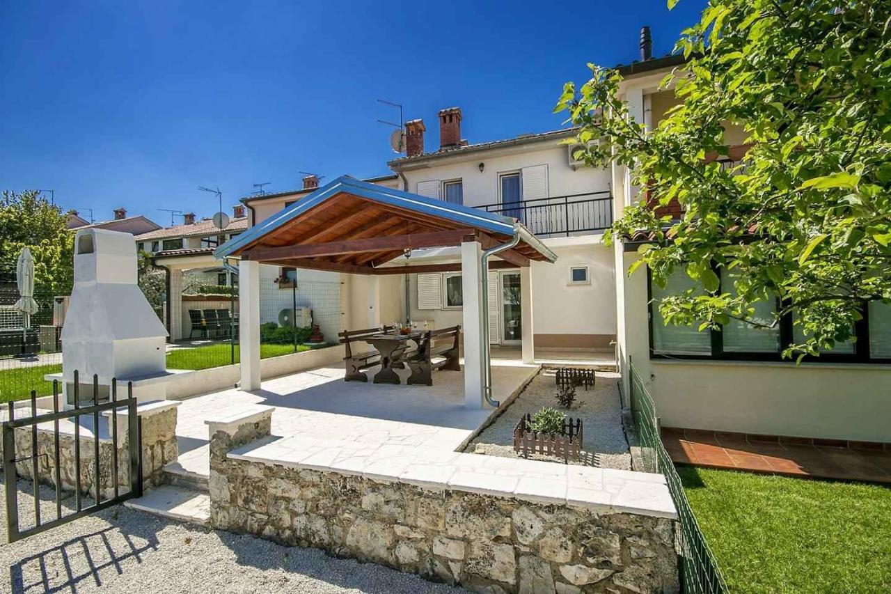 Charming Beachfront Holiday Home In Porec Bagian luar foto