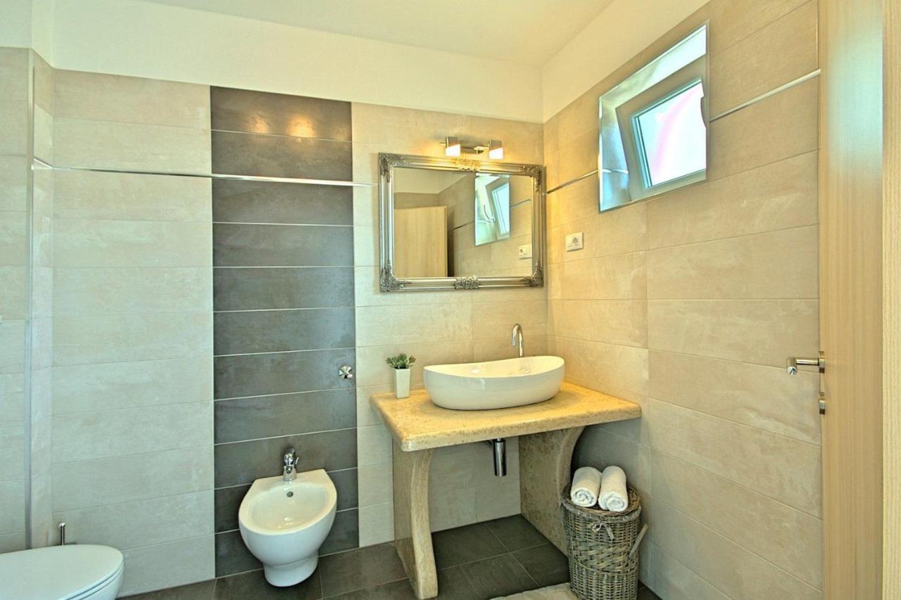 Charming Beachfront Holiday Home In Porec Bagian luar foto