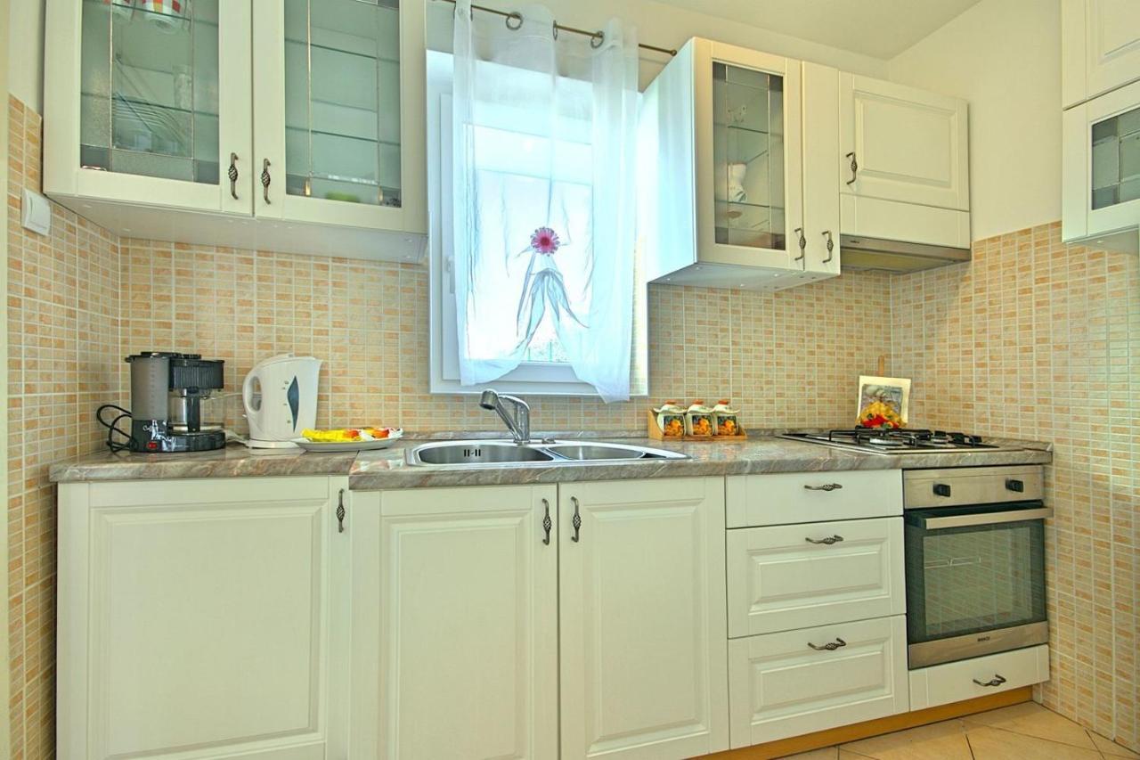 Charming Beachfront Holiday Home In Porec Bagian luar foto