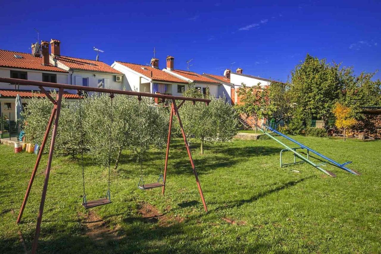Charming Beachfront Holiday Home In Porec Bagian luar foto