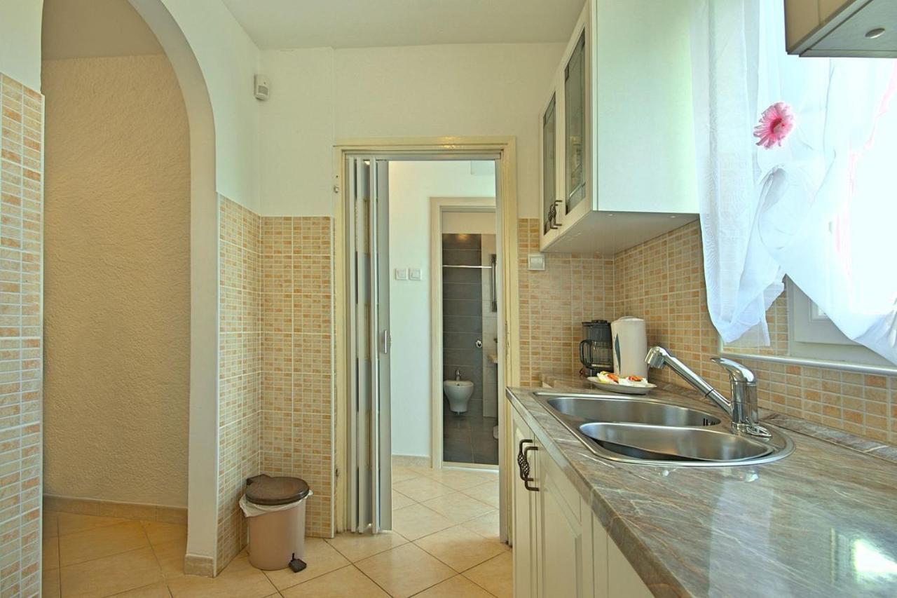 Charming Beachfront Holiday Home In Porec Bagian luar foto
