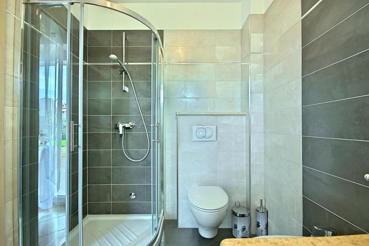 Charming Beachfront Holiday Home In Porec Bagian luar foto