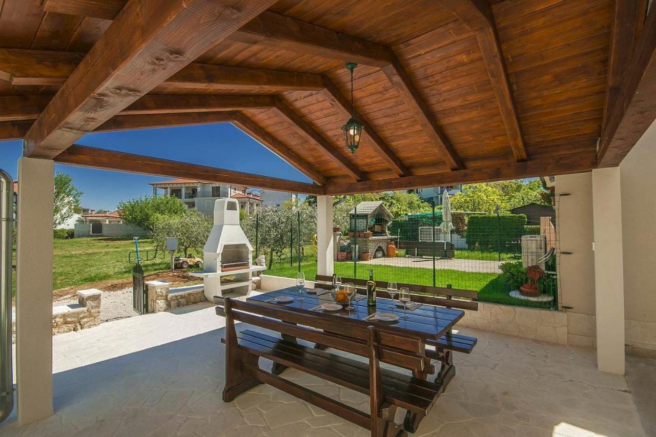 Charming Beachfront Holiday Home In Porec Bagian luar foto