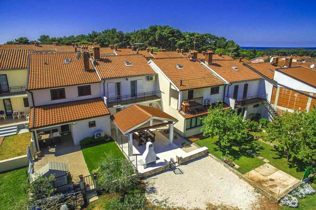 Charming Beachfront Holiday Home In Porec Bagian luar foto