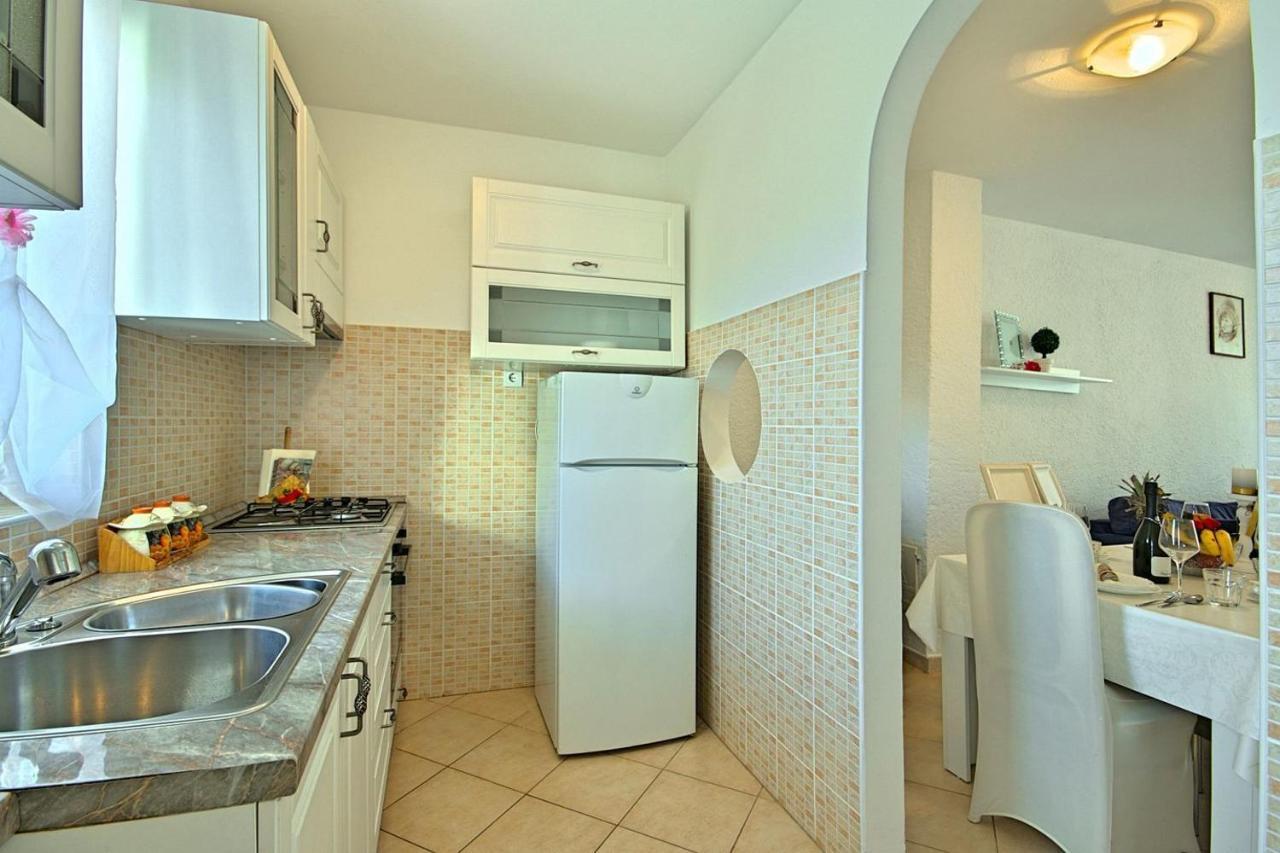 Charming Beachfront Holiday Home In Porec Bagian luar foto
