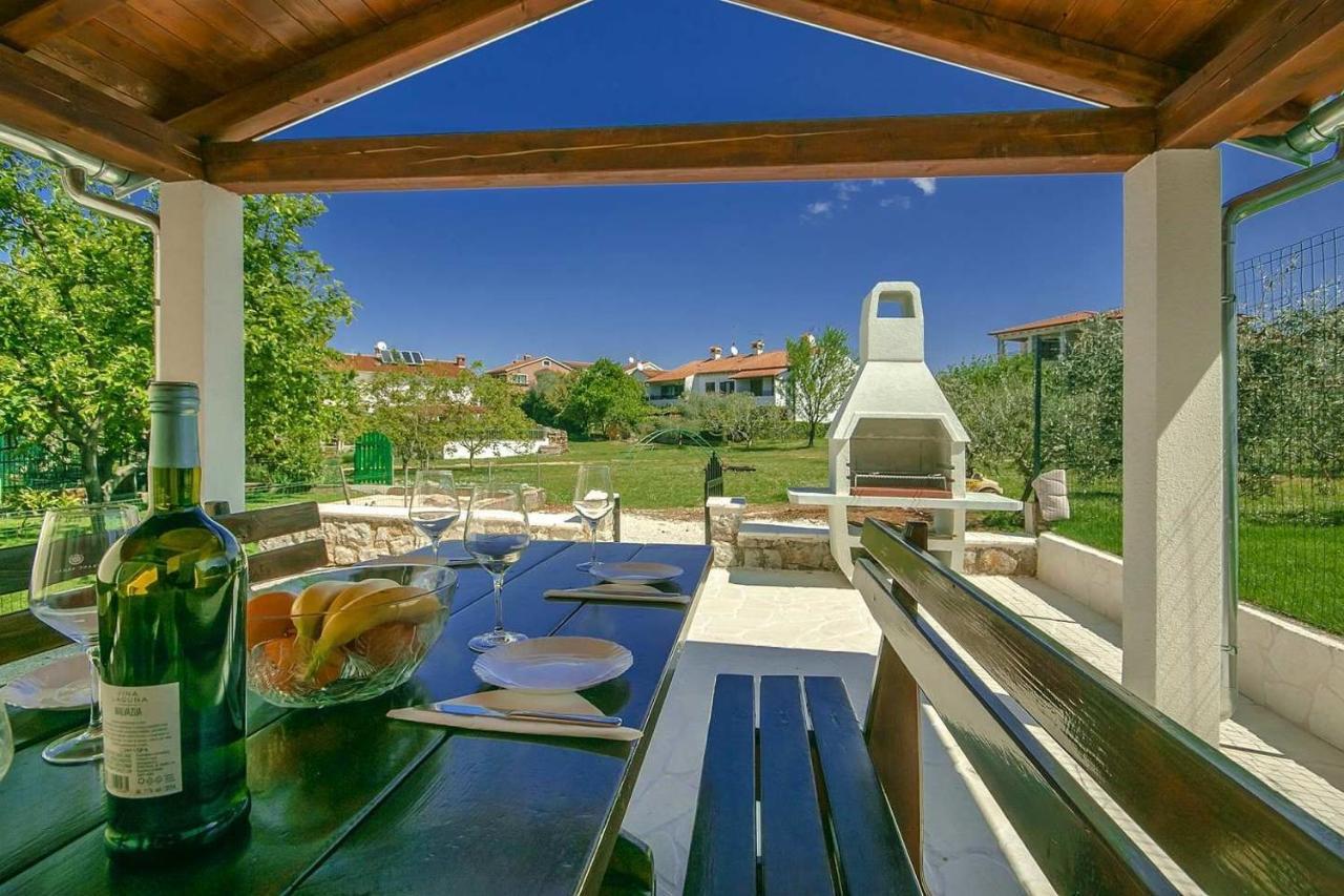 Charming Beachfront Holiday Home In Porec Bagian luar foto