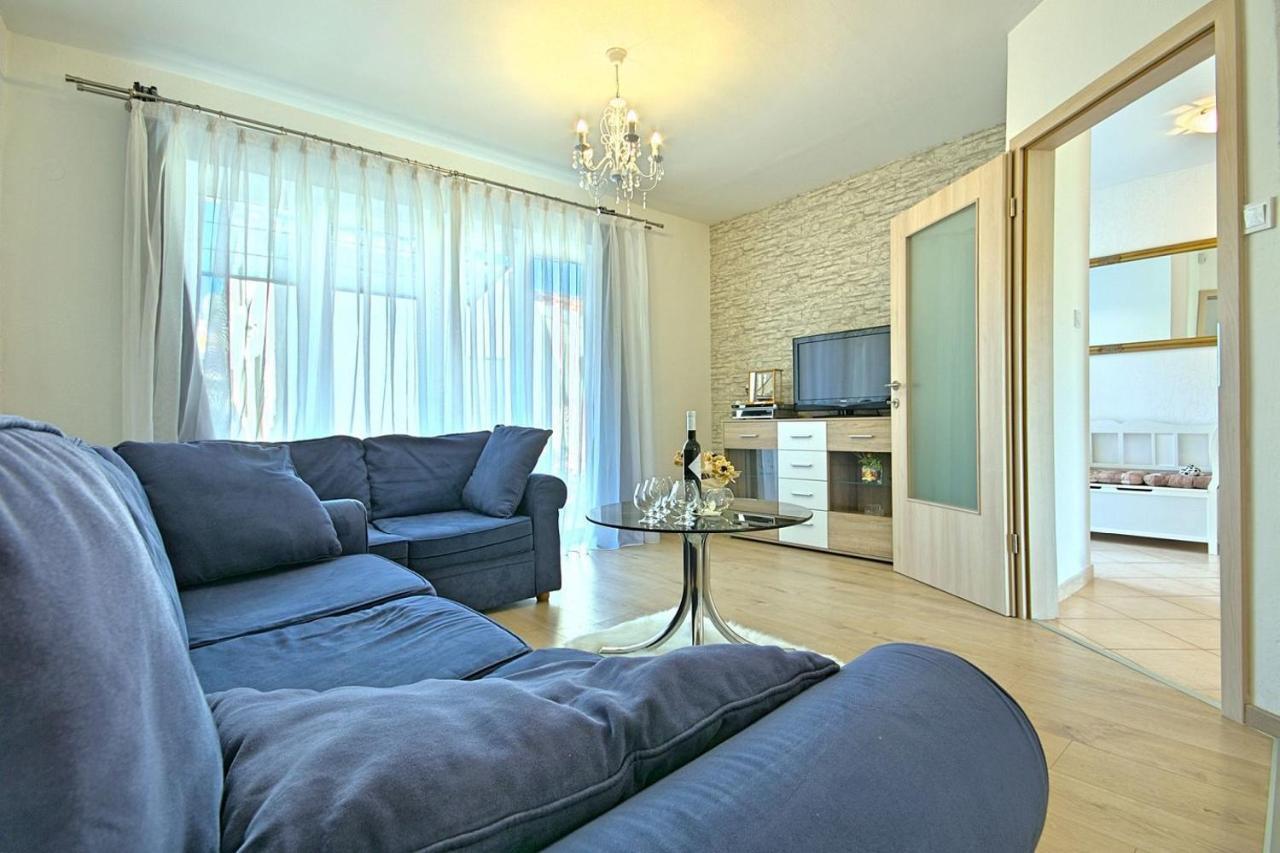 Charming Beachfront Holiday Home In Porec Bagian luar foto