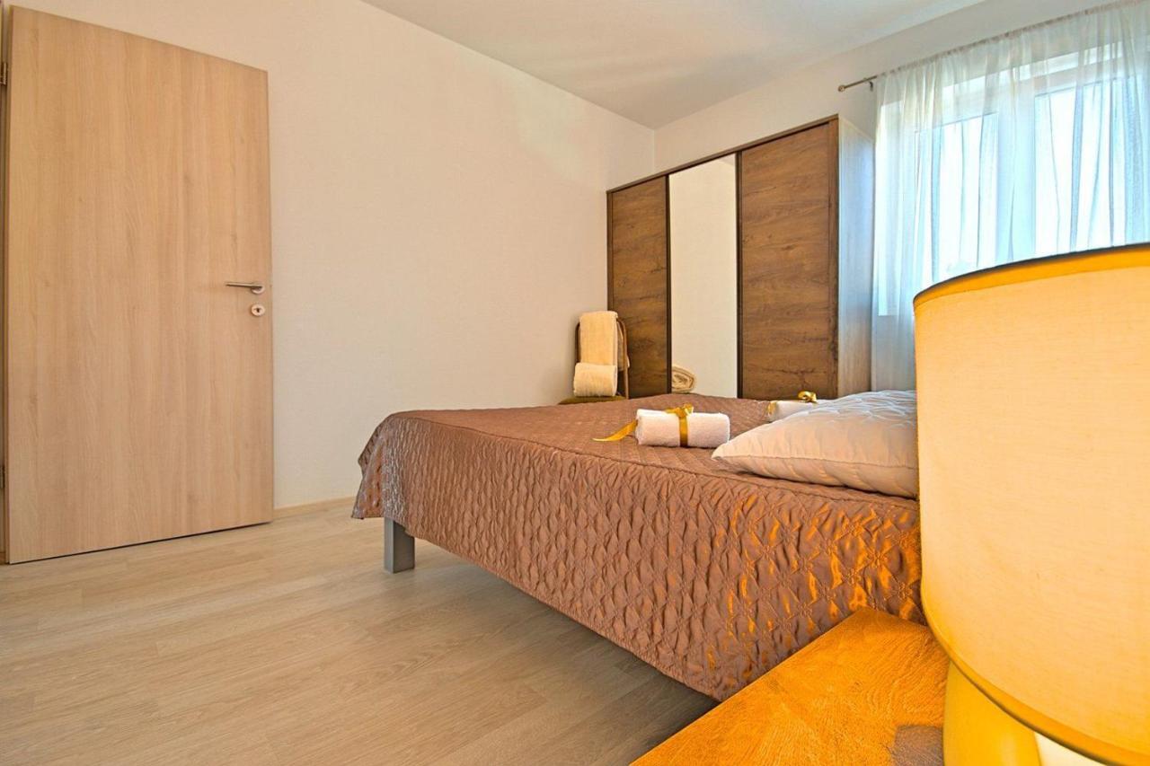 Charming Beachfront Holiday Home In Porec Bagian luar foto