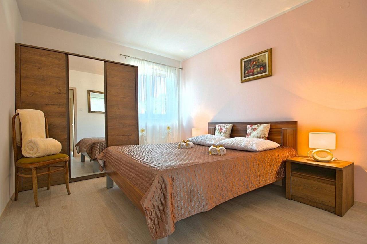 Charming Beachfront Holiday Home In Porec Bagian luar foto