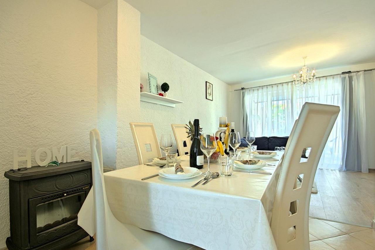 Charming Beachfront Holiday Home In Porec Bagian luar foto