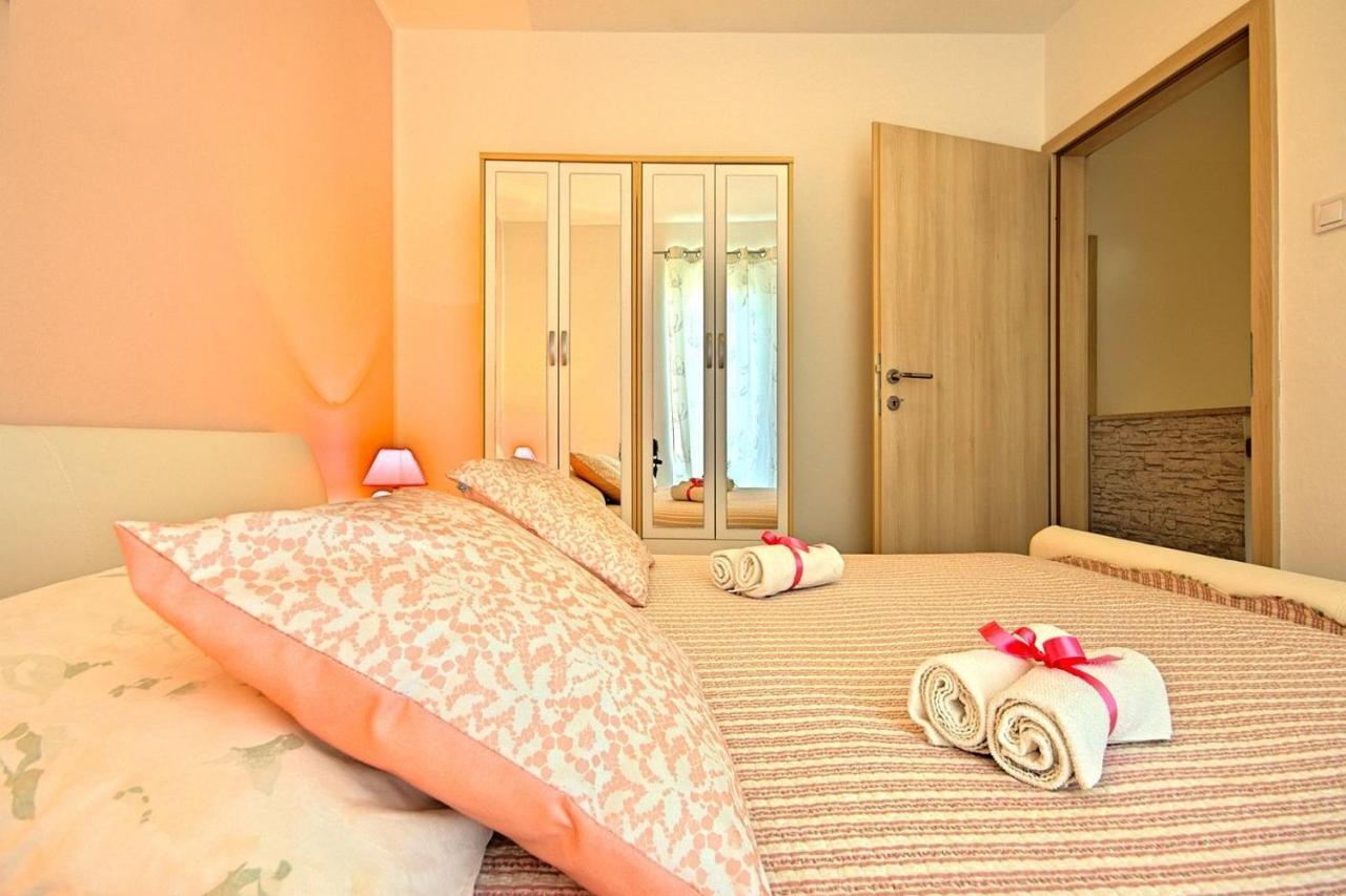 Charming Beachfront Holiday Home In Porec Bagian luar foto