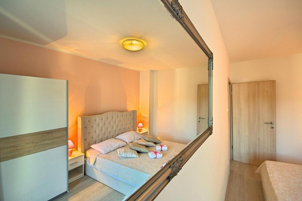Charming Beachfront Holiday Home In Porec Bagian luar foto