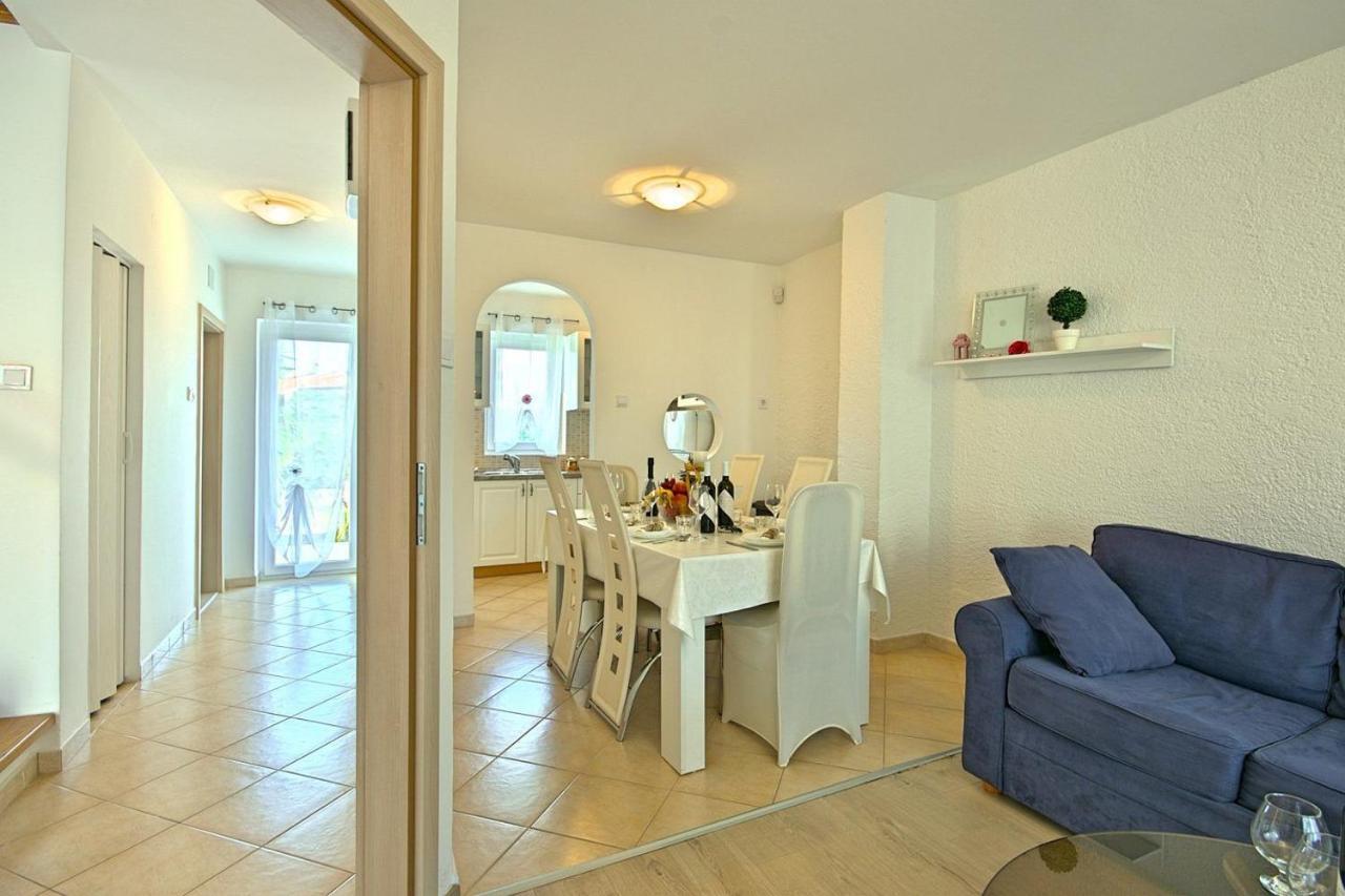 Charming Beachfront Holiday Home In Porec Bagian luar foto