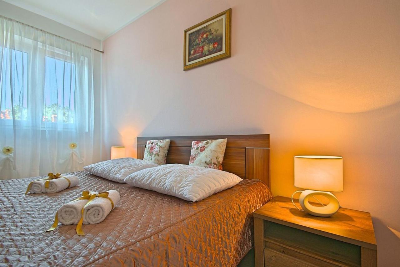 Charming Beachfront Holiday Home In Porec Bagian luar foto