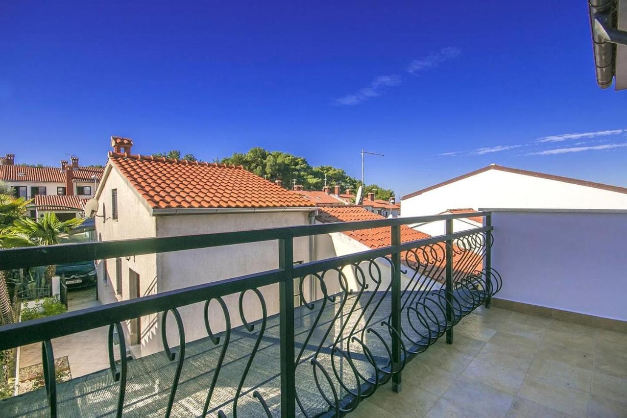Charming Beachfront Holiday Home In Porec Bagian luar foto
