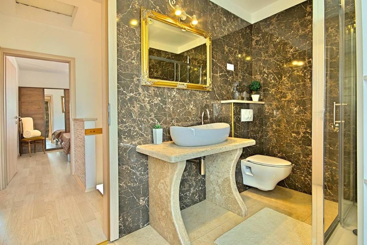 Charming Beachfront Holiday Home In Porec Bagian luar foto