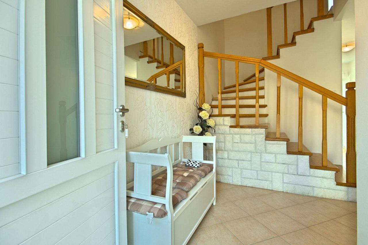 Charming Beachfront Holiday Home In Porec Bagian luar foto